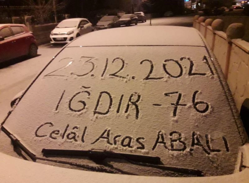 Iğdır merkeze mevsimin ilk karı yağdı, vatandaşlar fotoğraf çekmek için telefonlarına sarıldı
