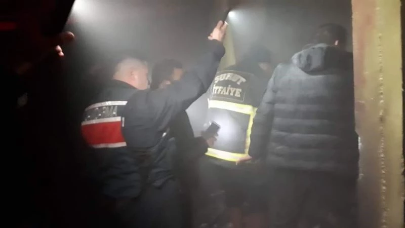 Evin odunluğunda çıkan yangında köylüler seferber oldu
