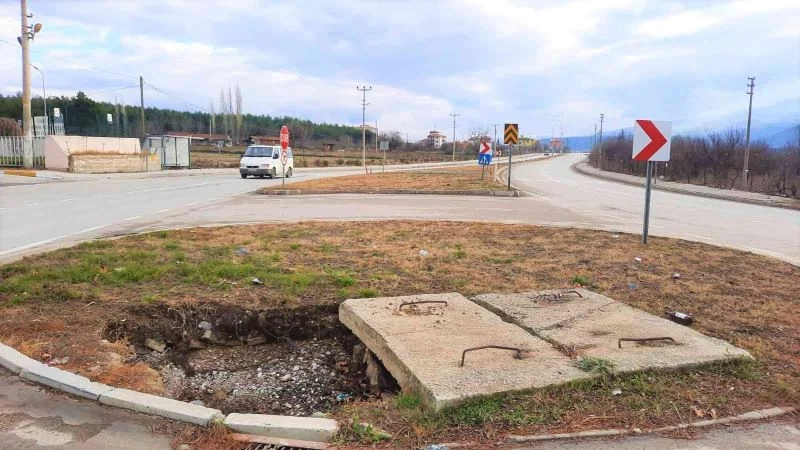 Kavşaktaki çökme, sürücüleri tedirgin ediyor
