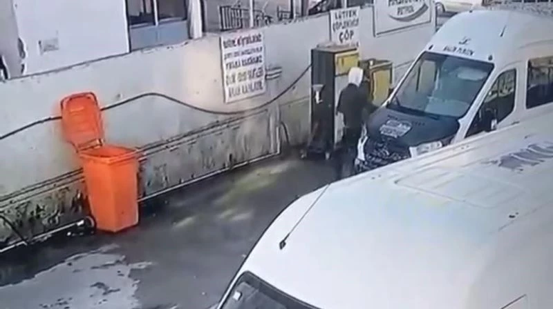 Batman’da kapşonlu ve maskeli hırsız arabanın içerisinden telefon çaldı
