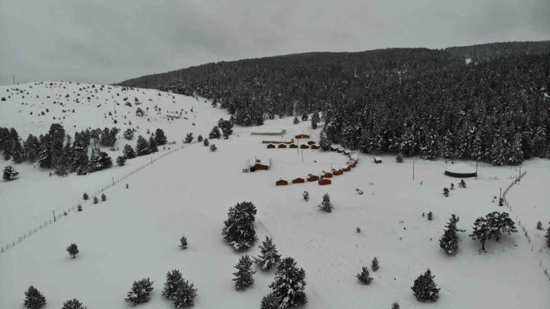 Karla kaplanan ve kartpostallık manzaraya bürünen Dumanlı Tabiat Parkı, havadan görüntülendi
