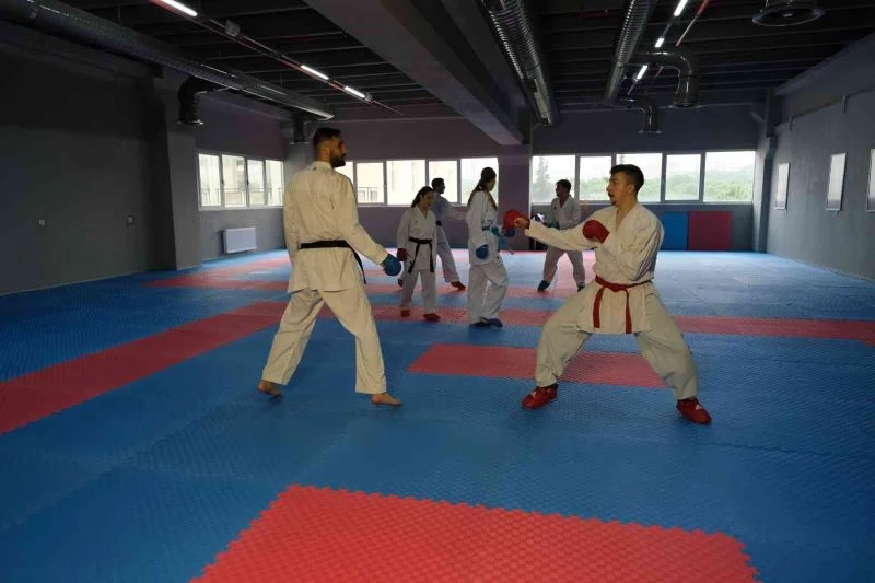 Geleceğin karate antrenörleri bilimsel yöntemlerle yetiştiriliyor
