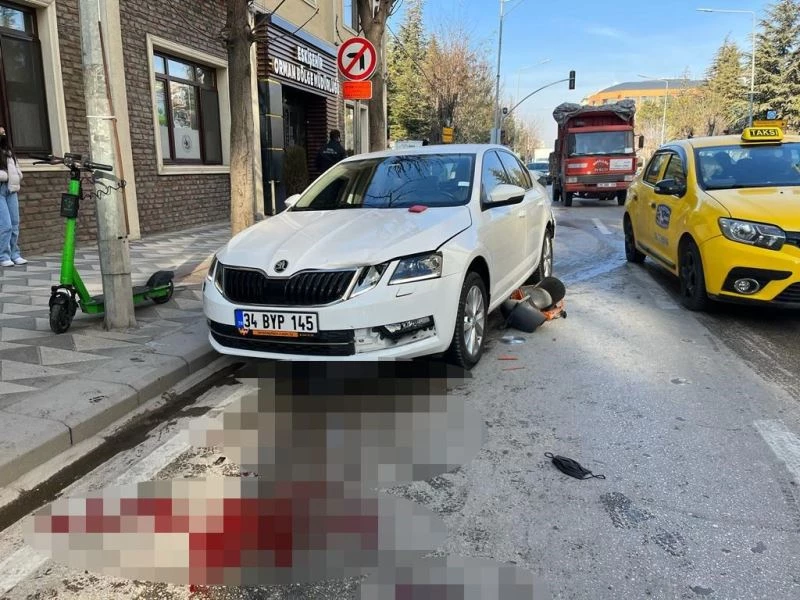 Işıklarda beklerken arabanın altında kalan kadın 10 metre sürüklendi
