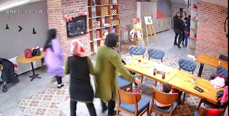 Kafe çalışanının, soluk borusuna yemek kaçan minik kızı kurtardığı anlar kameraya yansıdı
