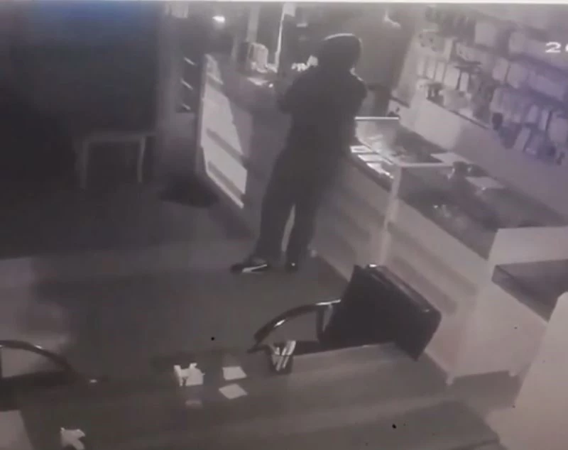 Maskeli hırsızların telefonları çaldığı anlar kameraya takıldı
