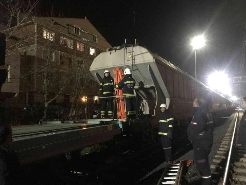 Vagonun üstüne çıktı, elektrik akımına kapıldı
