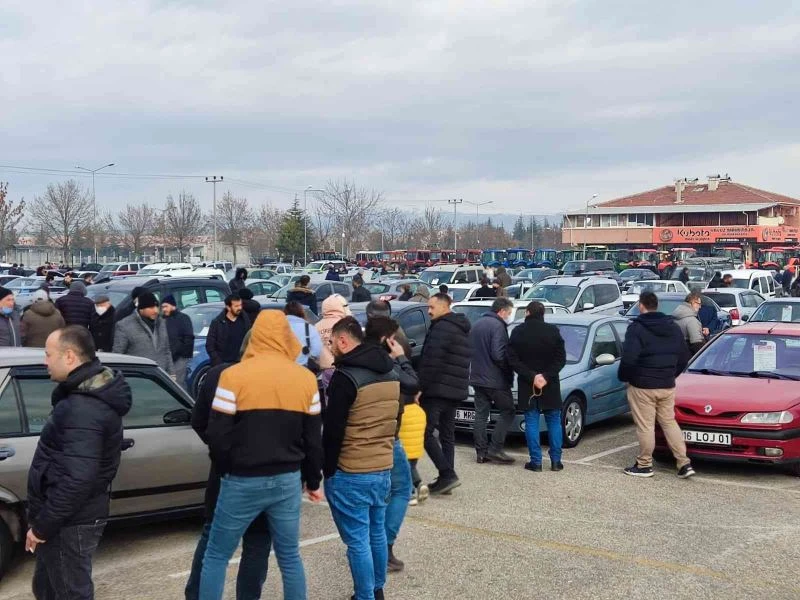 Eskişehir Açık Oto Pazarı hareketlendi
