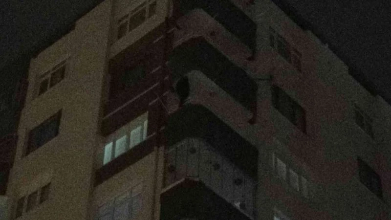 Cezaevine gitmek istemediği için balkona çıkan şahıs 4 saat sonra ikna edildi
