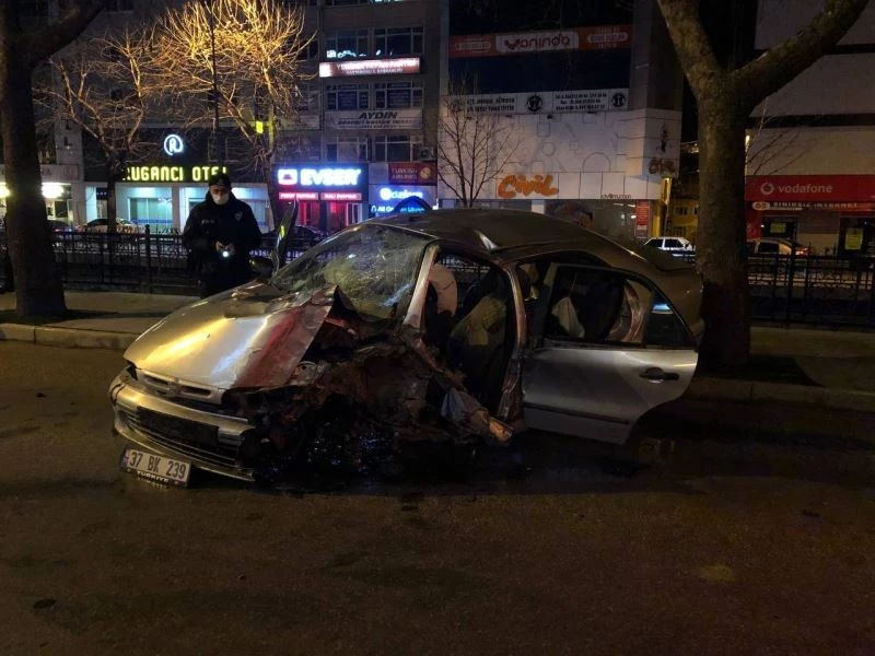 Kontrolden çıkan otomobil, kaldırımdaki ağaca çarptı: 5 yaralı
