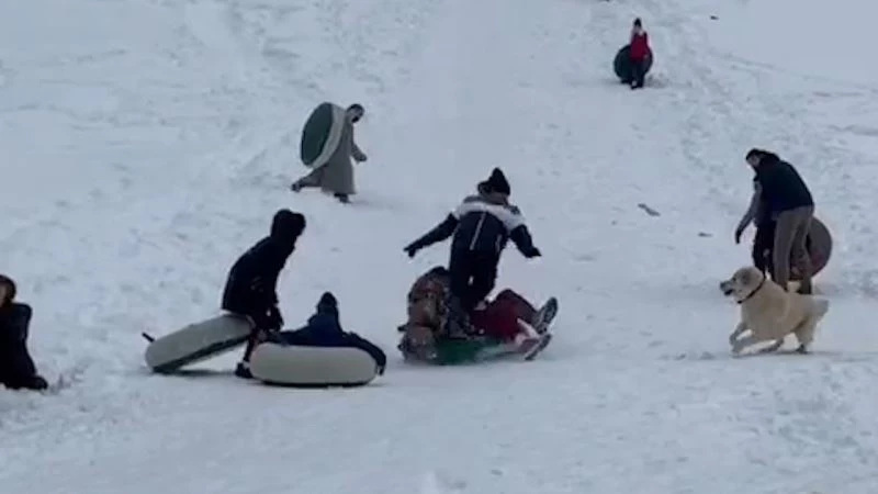 Karın tadını Ayder Yaylasında şambrelle kayarak çıkardılar
