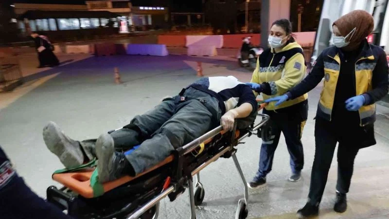 Kamyonetten düşen inşaat işçisi hastanelik oldu
