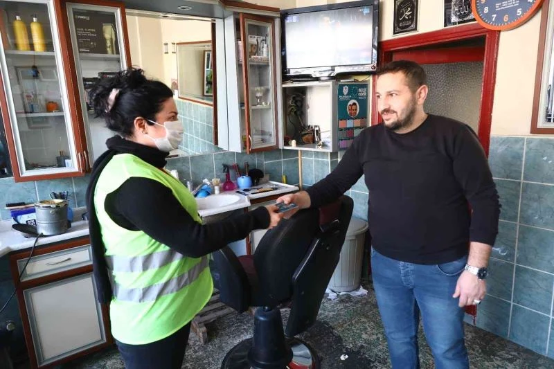 Bayraklı Belediyesinden berberlere can suyu
