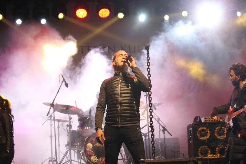 Kıraç ve Zeynep Bastık sevilen şarkılarıyla gazi şehirlileri mest etti
