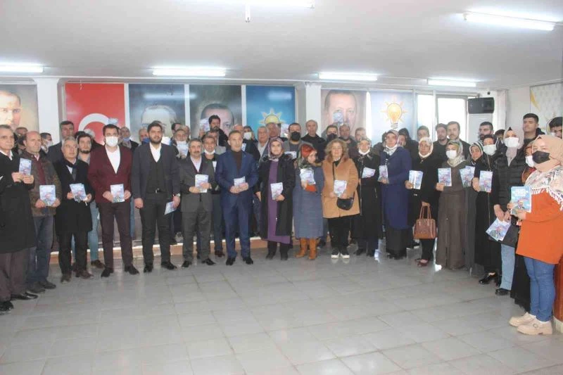 AK Parti, yatırım ve hizmetleri anlatan broşür dağıtıyor
