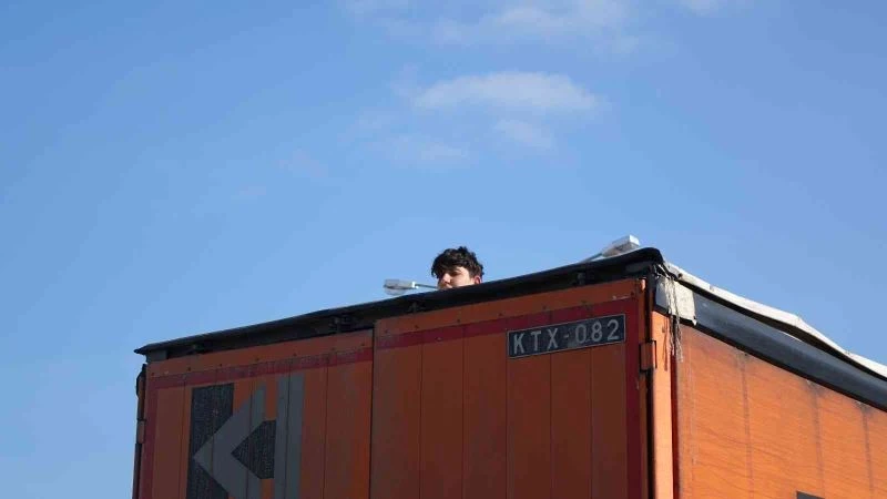 Tıra kaçak olarak bindiler, Sofya yerine Çanakkale’ye geldiler
