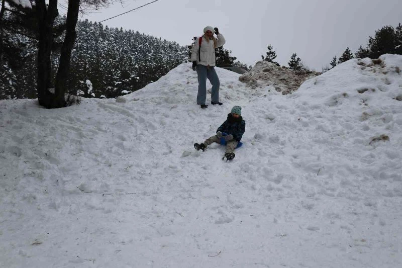 Beyaz örtüyle kaplanan Abant’a tatilci akını

