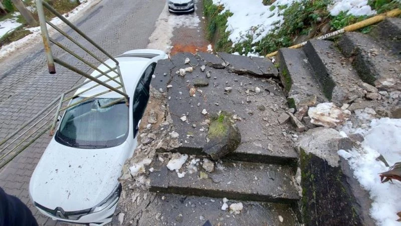 Kaya parçasının çarptığı korkuluklar otomobilin camına saplandı
