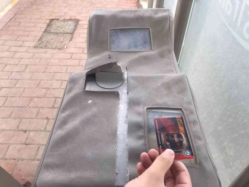 Eskişehir’deki tramvay durağı bakımsızlığıyla dikkat çekiyor
