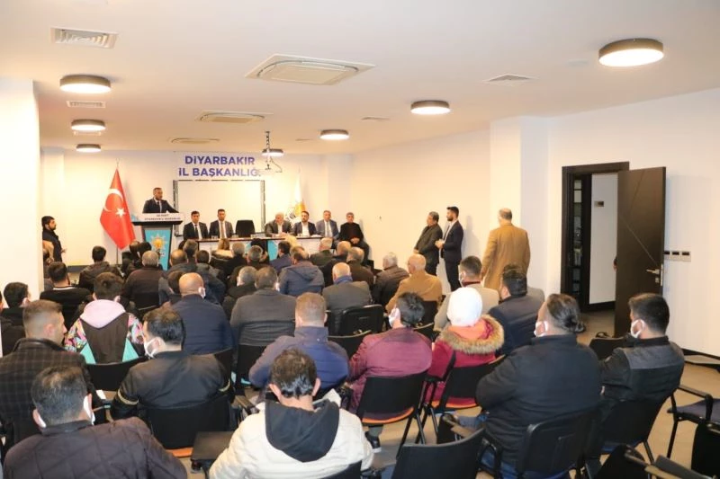 AK Parti’ye Diyarbakır’da katılımlar sürüyor
