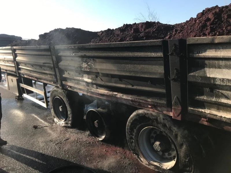 Demir oksit hammaddesi yüklü tırın dorsesi seyir halindeyken yandı
