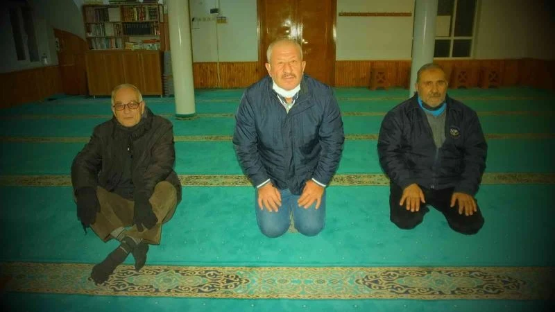 Burhaniye’de aralık ayının erkenci cemaati oldular
