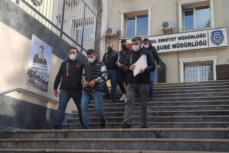 Kadıköy’de 23 yaşındaki genç yan baktın kavgasında bıçaklanarak öldürüldü
