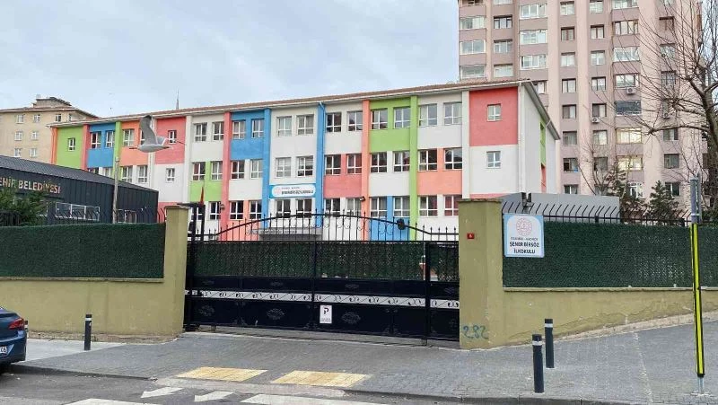 Kadıköy’de okul müdürünün öğrencilere şiddet uyguladığı anlar kamerada
