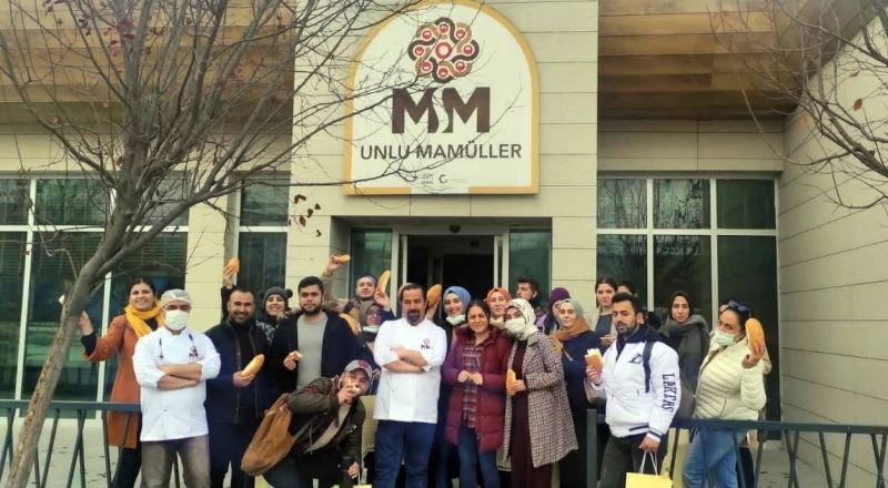 Üniversite öğrencileri glutensiz unlu mamüller üretim tesisinde
