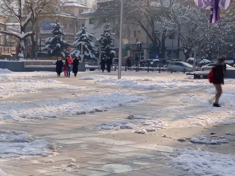 Vatandaş soğuk havayı unutup market fiyatlarından dert yakındı
