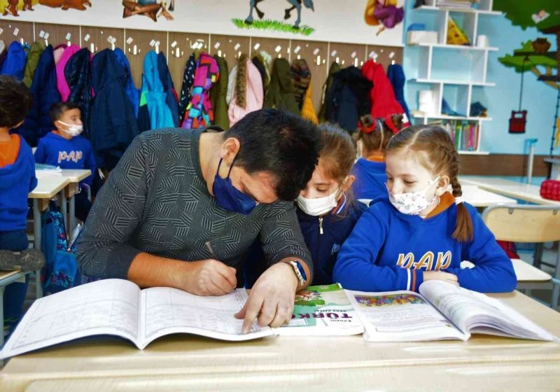 Öğretmen masasını ortadan kaldırdı: 