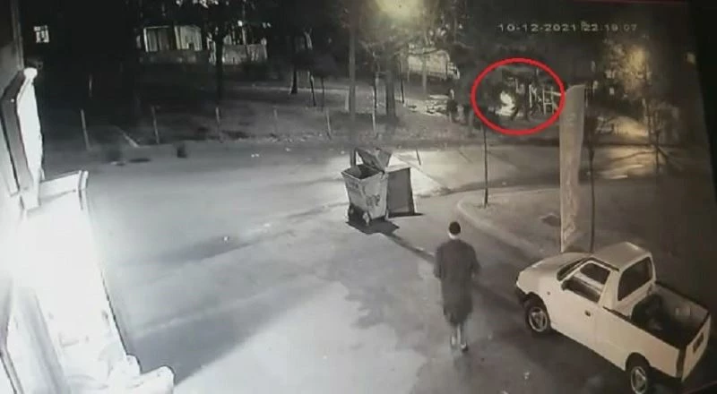 Parkta dezenfektanla ateşe verilen genç kurtarılamadı
