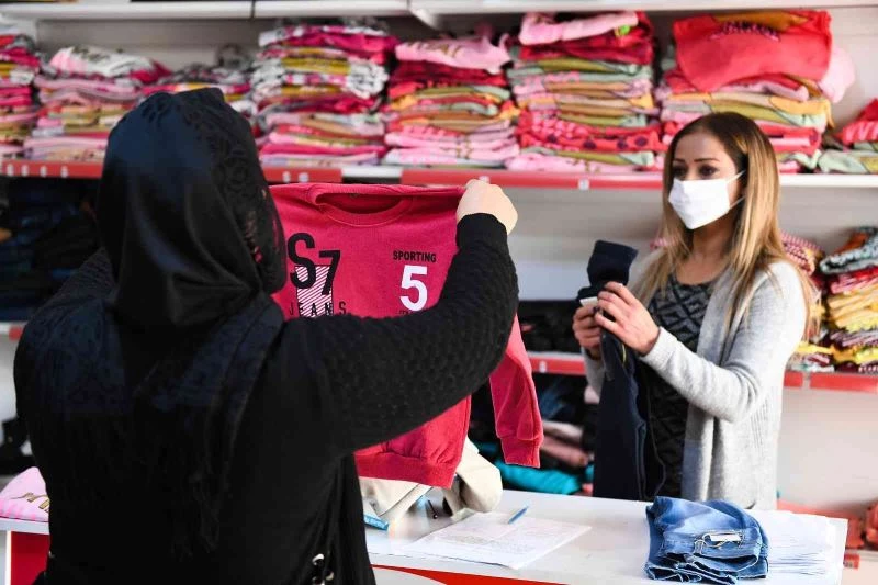 Mersin’de dar gelirlilere kıyafet desteği sürüyor
