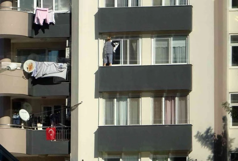 Pencerede ölümüne temizlik
