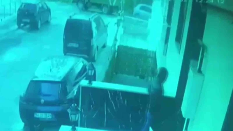 Çekmeköy’de görüntülü diafon hırsızlığı kamerada
