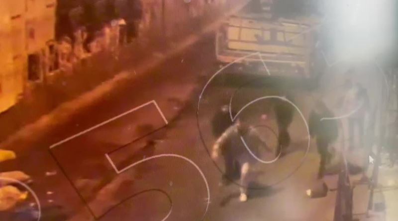 Beyoğlu’nda “omuz atma” kavgasında Amerikalı turiste bıçaklı saldırı kamerada
