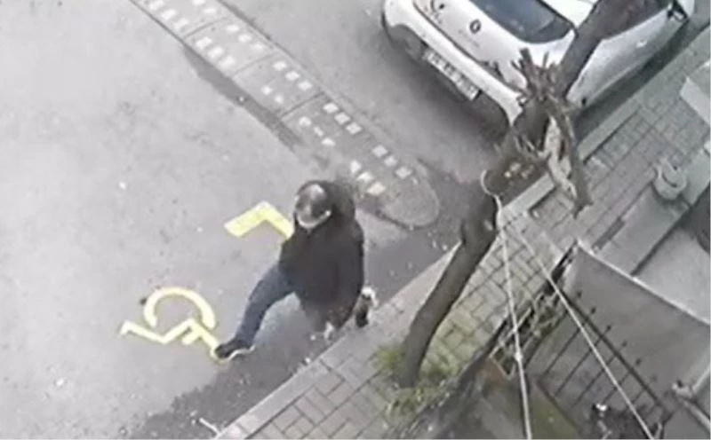 Önce cama vurdu sonra kızın elindeki telefonu alıp kaçtı: O anlar kamerada
