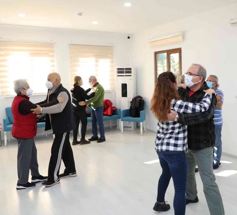 Yaşlarına bakmayın tango, vals, foxtrot ve quick step yapıyorlar