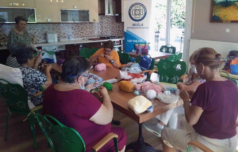 100 Yaş Evi üyelerinden ihtiyaç sahiplerine atkı  ve kazak
