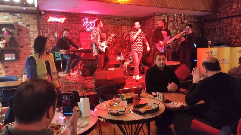 Bu konsere katılanlar bilet yerine mama aldı
