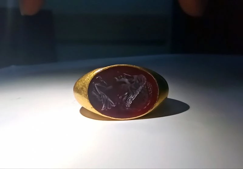 Alıcı kılığına giren jandarma ekipleri 1500 yıllık altın yüzük ele geçirdi
