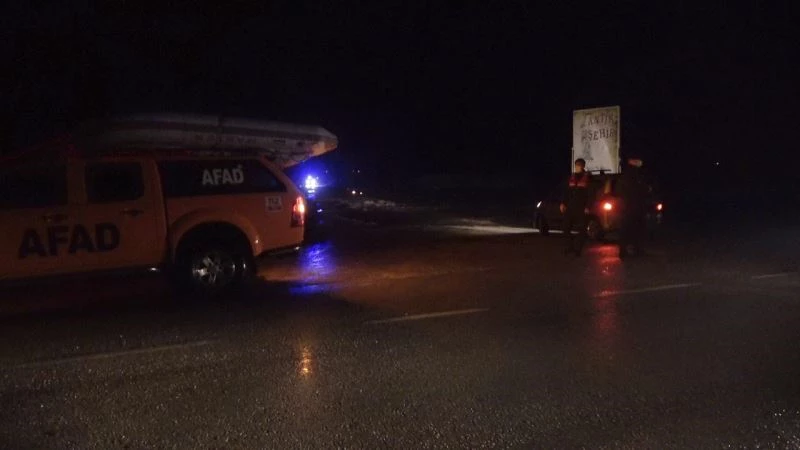 Kırklareli’nde dere taştı, otomobil akıntıya kapıldı
