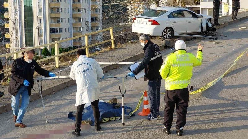Torununu okula götüren kadına kaldırımda otomobil çarptı: 1 ölü, 1 yaralı
