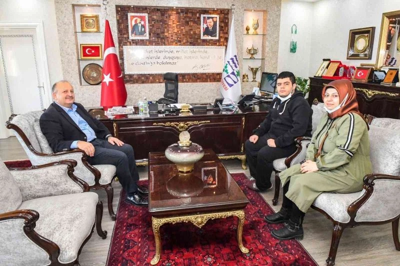 Başkan Tavlı, kendisi ile tanışmak isteyen otizmli genci ağırladı
