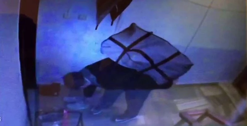 Reyondan ürün seçer gibi beğendiği ayakkabıları çaldı
