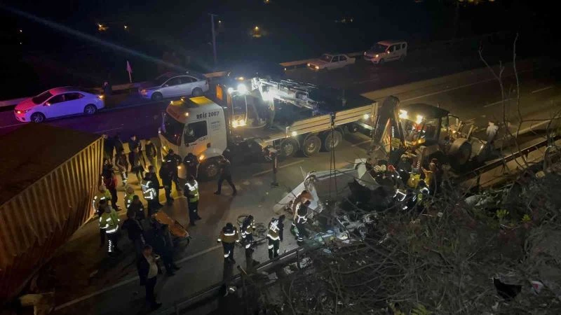 Freni patlayan tır bir evin bahçe duvarını yıkıp on metreden yola devrildi: 2 yaralı

