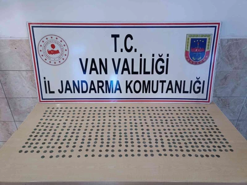 Van’da 518 adet tarihi sikke ele geçirildi
