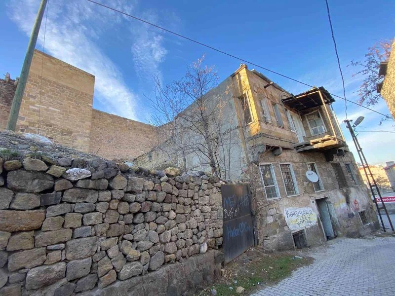 Niğde’de film gibi olay: Kaleyi gezen kadın definecilerin üzerine düştü
