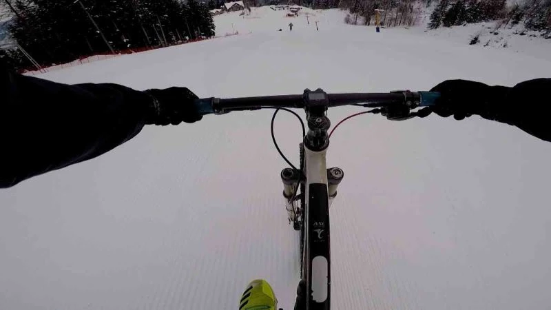 Bisikletleri ile bin 300 kilometrelik kayak pistinden aşağı indiler, o anları kayıt altına aldılar
