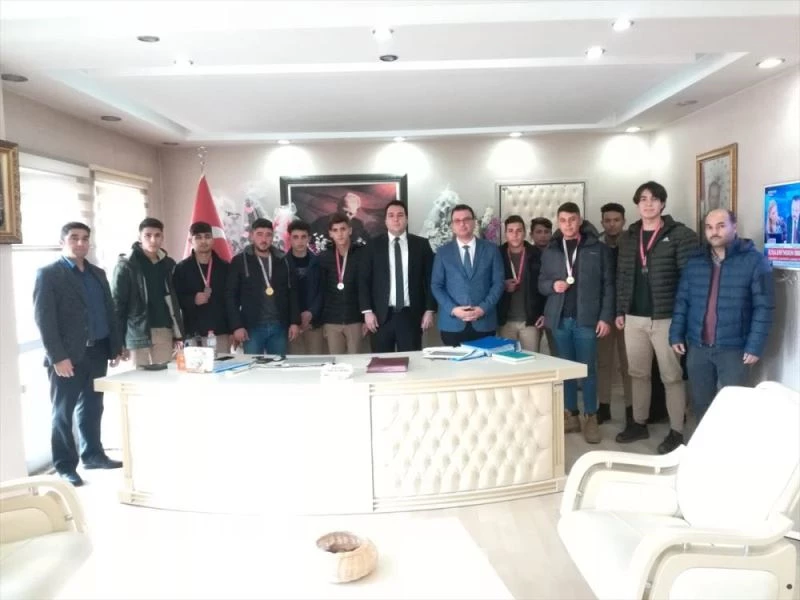 Aladağ Kaymakamı Berker Çırak, başarılı güreşçileri kabul etti