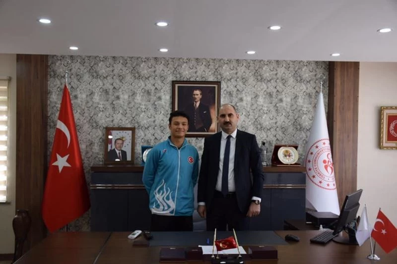 Bilecikli milli atlet Orçun Ünalan kendi rekorunu kırdı
